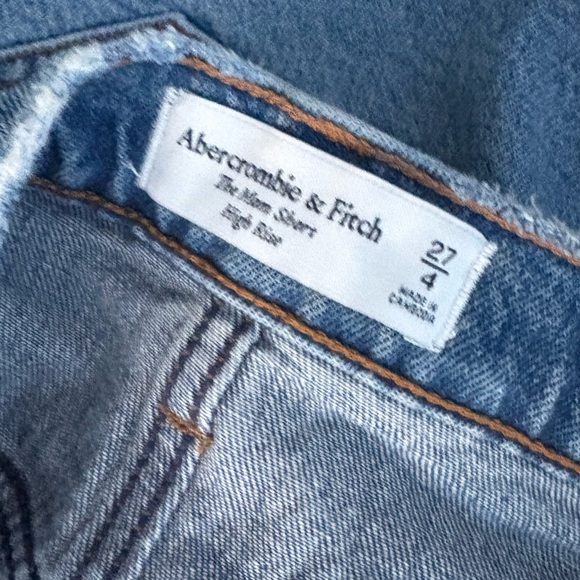 Abercrombie & Fitch The Mom Short High Rise Size 27/4 - Picture 3 of 3